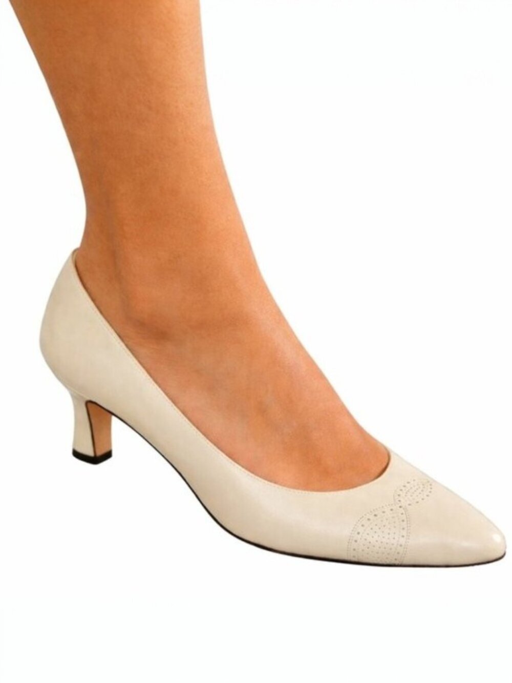 Salvatore Ferragamo Made in Italy Cream Classic Leather Pump, Size 10